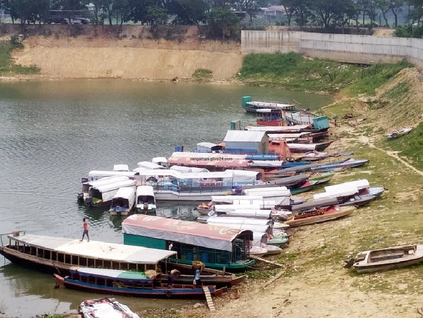 রাঙ্গামাটি হ্রদে পানি নেই, নৌ চলাচলে কমেছে পর্যটক
