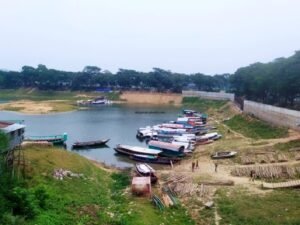 রাঙ্গামাটি হ্রদে পানি নেই, নৌ চলাচলে কমেছে পর্যটক